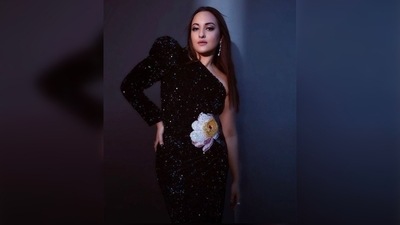 Sonakshi Sinha straightened her long luscious tresses and left them open. For makeup, she opted for bold smokey eyes and nude lips. (Instagram/@eficientemanagement)