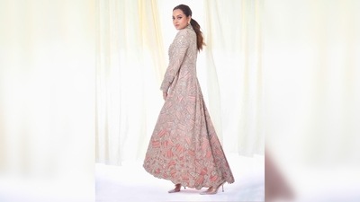 Sonakshi Sinha's fans couldn't keep calm after seeing her post. While one wrote, "This is quite possibly the most beautiful post I have ever seen," another said, "You are an extremely exceptional, a completely beautiful, a so hot attractive, and utterly pleasant lady. big fan always." (Instagram/@aslisona)