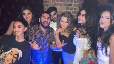 Nysa Devgan with her friends in London. Nysa Devgan with her friends in London.