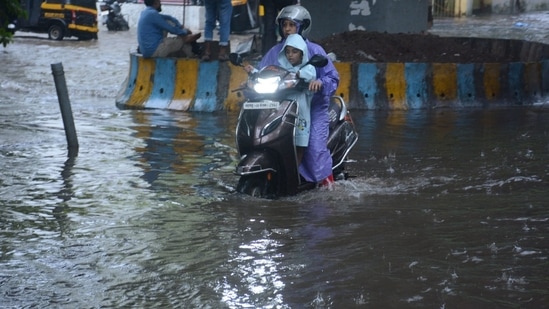 Due to incessant showers, there was waterlogging in the Vandana Cinema area, in Thane.( Praful Gangurde / HT Photo)