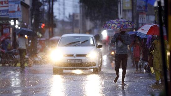 People use umbrella to shield themselves from the rains at Sukhasagarnagar in Pune, on Monday. The India Meteorological Department (IMD) has issued an orange alert for central Maharashtra and Konkan and Goa for July 7 and 8. (RAHUL RAUT/HT)