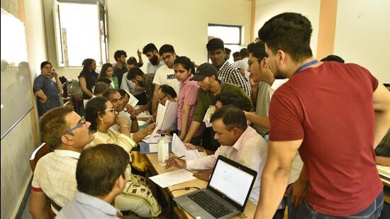 New Delhi, India - June 19, 2018: Delhi university aspirants fill their admission form for the new academic session 2018-19 at Ramjas College in New Delhi, India, on Tuesday, June 19, 2018. (Photo by Sanchit Khanna/ Hindustan Times) (Sanchit Khanna/HT PHOTO)