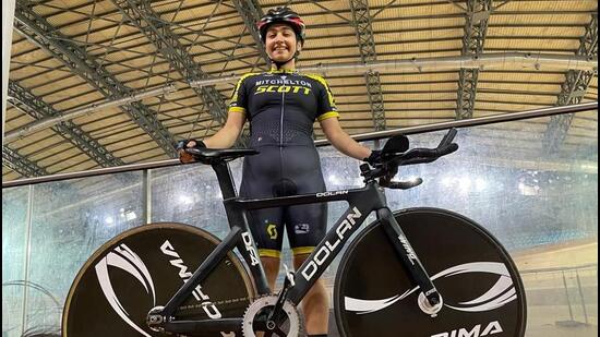 The 17-year-old cyclist, Reet Kapoor, won a silver medal in the recently concluded Asian Track Cycling Championship at the Indira Gandhi Indoor Stadium, New Delhi, becoming the first female cyclist from Chandigarh to have a podium-finish at international level. (HT Photo)