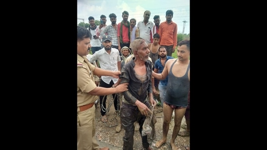 The photo, shared on Twitter by Agra Police, shows UP Police constable Sandesh Kumar (right), an elderly man named Brajesh (centre), and SHO Sher Singh (left).&nbsp;(Twitter/@agrapolice)