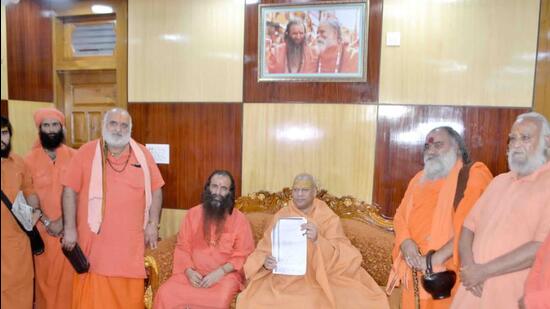 Mahamandaleshwar status to deserving & qualified saints only: Niranjani Akhara
