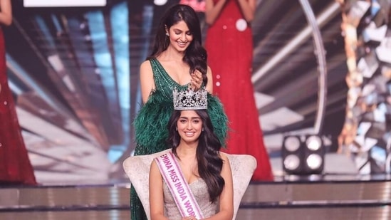 Miss India World 2020 Manasa Varanasi crowns Miss India 2022 Sini Shetty(Instagram)