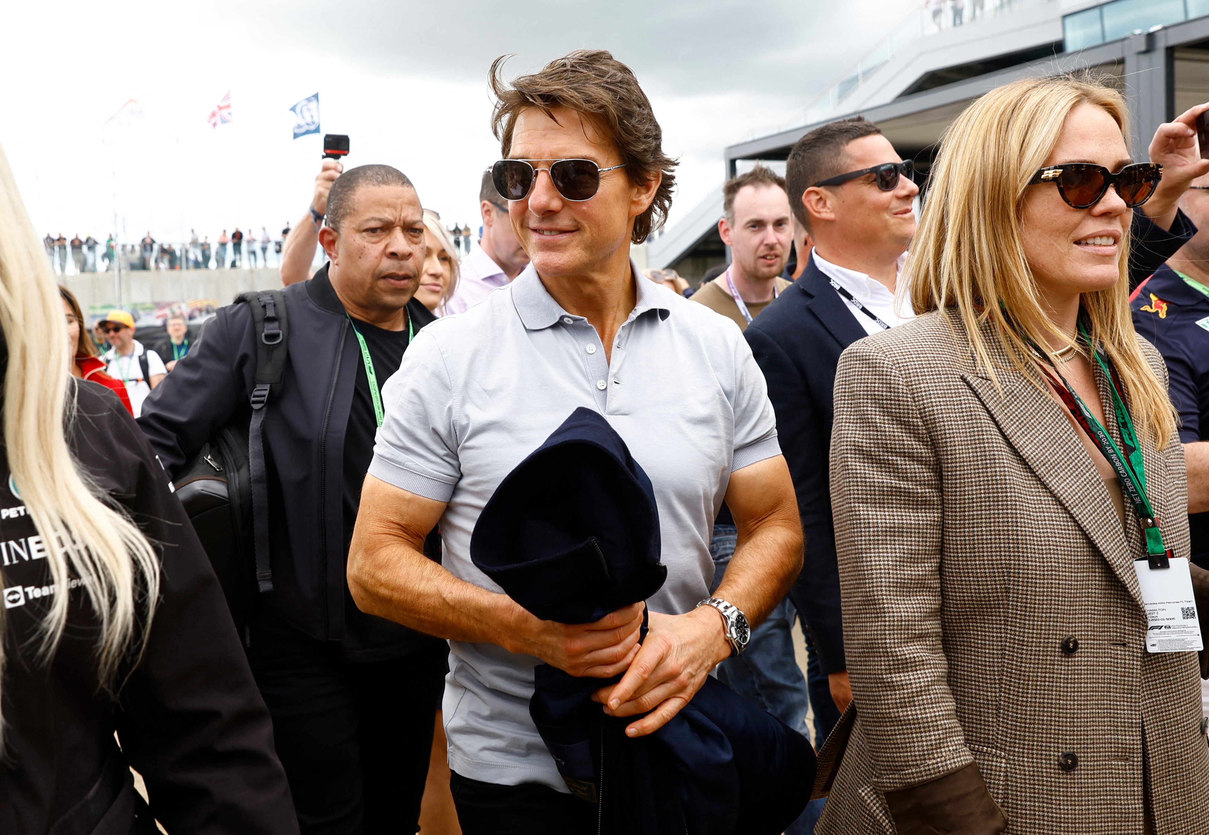 Tom Cruise celebra su 60 cumpleaños en el Gran Premio Británico de Fórmula 1, abraza a Lewis Hamilton. ver fotos