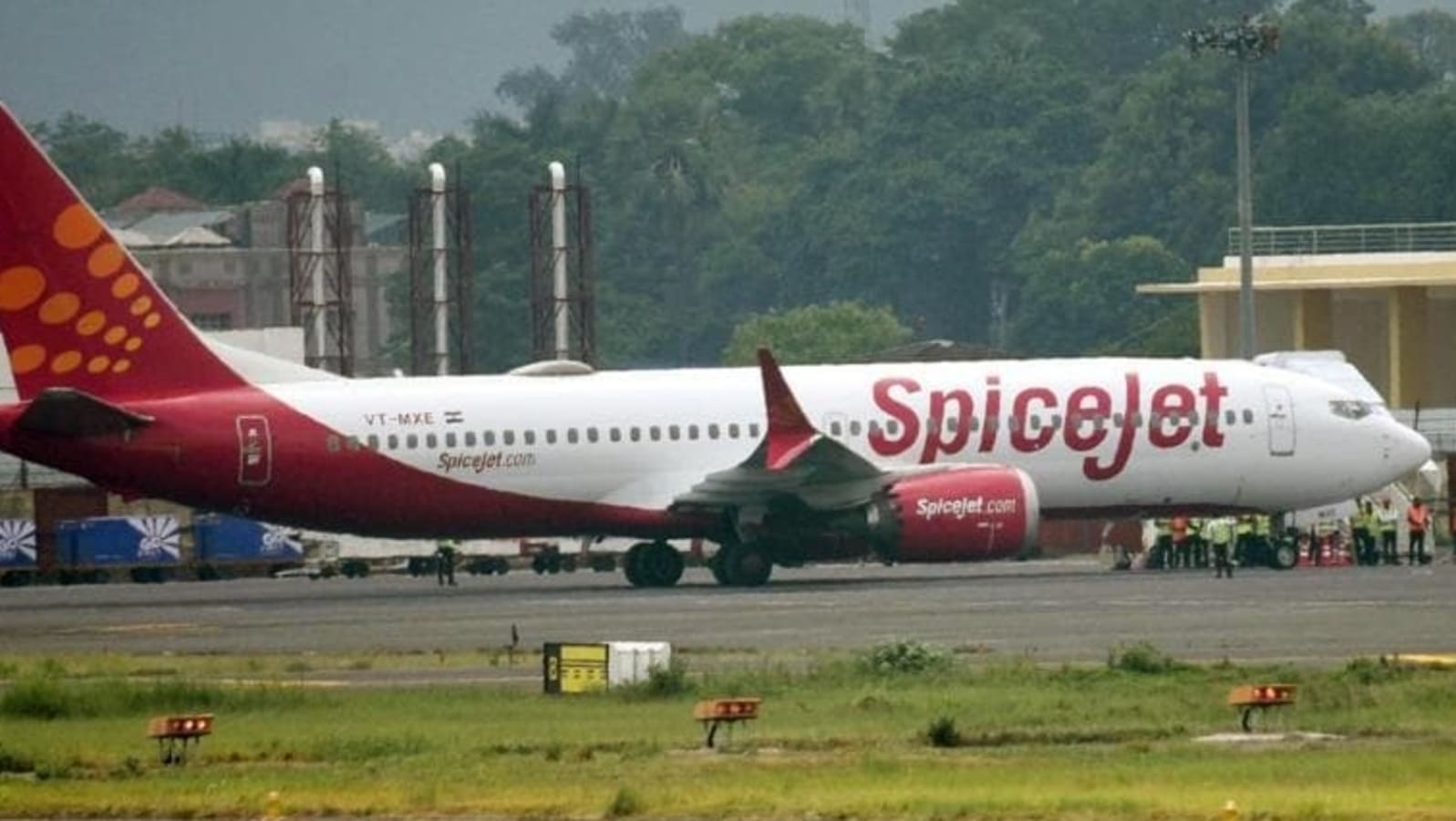 SpiceJet midair snags continue: After Karachi landing, Mumbai plane pane cracks