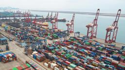 Contêineres de carga empilhados em um porto em Lianyungang, na província de Jiangsu, leste da China.  (AFP)