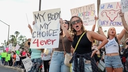 Manifestantes pelo direito ao aborto cantam durante um comício da Pro Choice no Tribunal Federal de Tucson, em Tucson, Arizona.