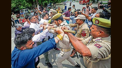 Jammu: Police personnel in a scuffle with activists of Jammu and Kashmir People’s Democratic Party (PDP) during their protest, in Jammu, Tuesday, July 5, 2022. (PTI Photo)(PTI07_05_2022_000036A) (PTI) Jammu: Police personnel in a scuffle with activists of Jammu and Kashmir People’s Democratic Party (PDP) during their protest, in Jammu, Tuesday, July 5, 2022. (PTI Photo)(PTI07_05_2022_000036A) (PTI)