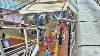 No rooftop on some part of the platform at Sandhurst Road station, in Mumbai (Pratik Chorge/HT PHOTO) No rooftop on some part of the platform at Sandhurst Road station, in Mumbai (Pratik Chorge/HT PHOTO)