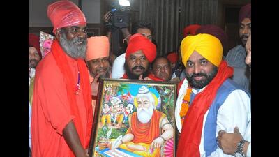 Punjab chief minister Bhagwant Mann being honoured at Ram Tirath Temple in Amritsar on Tuesday. (Sameer Sehgal/HT)