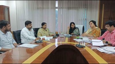 MLA Rajinder Pal Kaur Chhina conducting a meeting with MC commissioner Shena Aggarwal among other officials at the MC’s Zone-D office in Ludhiana over contaminated water supply and poor sanitary conditions in her constituency. (HT PHOTO)