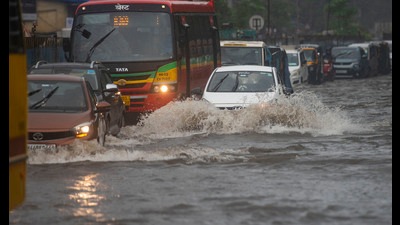 Vehicles wade through waterlogged road due to incessant rain at Kurla, in Mumbai on Tuesday. (Satish Bate/HT PHOTO) Vehicles wade through waterlogged road due to incessant rain at Kurla, in Mumbai on Tuesday. (Satish Bate/HT PHOTO)