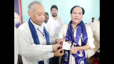 Former minister and SP rebel Mohammad Irshad Khan (right) joined the BSP on Tuesday in presence of senior BSP leader Bhim Rao Ambedkar. (HT Photo)