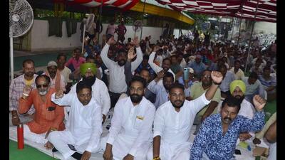 Members of the Sewermen/Safai Karamchari Sangharsh Committee protesting outside the MC’s Zone-A office in Ludhiana on Tuesday. (Harvinder Singh/HT)