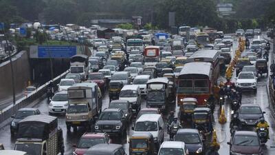 The traffic jam is all over the flyover as well as the road below and the vehicles are moving very slow, said a commuter. (HT Photo/Vijay Bate) The traffic jam is all over the flyover as well as the road below and the vehicles are moving very slow, said a commuter. (HT Photo/Vijay Bate)