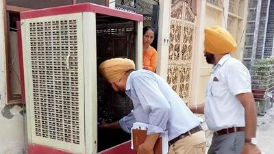 The teams destroyed the dengue larvae by administering medicine on the spot in Ludhiana. (Harvinder Singh/HT)