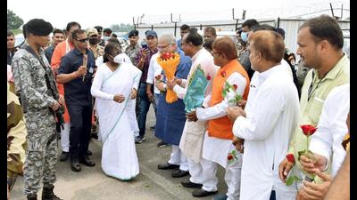NDA’s Presidential candidate Droupadi Murmu welcomed on her arrival at Jayprakash Narayan International Airport in Patna on Tuesday. (Santosh Kumar/HT Photo) NDA’s Presidential candidate Droupadi Murmu welcomed on her arrival at Jayprakash Narayan International Airport in Patna on Tuesday. (Santosh Kumar/HT Photo)