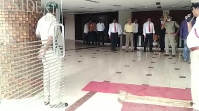 Police personnel at the hotel in Hubballi where Saral Vastu exponent Chandrashekhar Guruji was stabbed to death.