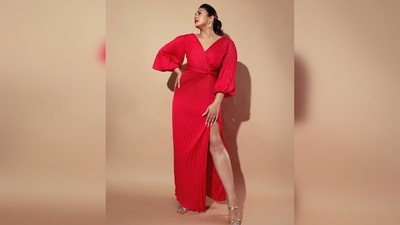 Huma Qureshi completed her look with a pair of double strap square-toed golden stilettoes. (Instagram/@iamhumaq) Huma Qureshi completed her look with a pair of double strap square-toed golden stilettoes. (Instagram/@iamhumaq)