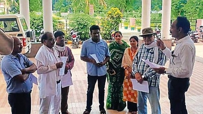 Members of Bandhua Mukti Morcha, who work for the welfare of the Sehariya tribe in Guna, on Tuesday met district collector Frank Nobel demanding compensation for the victim and action against local police station officer and revenue officer. (HT photo) Members of Bandhua Mukti Morcha, who work for the welfare of the Sehariya tribe in Guna, on Tuesday met district collector Frank Nobel demanding compensation for the victim and action against local police station officer and revenue officer. (HT photo)