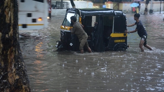 The heavy rain created major inconvenience for commuters.(Praful Gangurde / HT Photo)