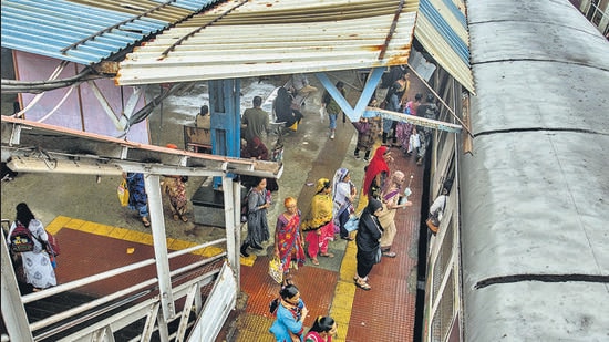 No rooftop on some part of the platform at Sandhurst Road station, in Mumbai (Pratik Chorge/HT PHOTO)