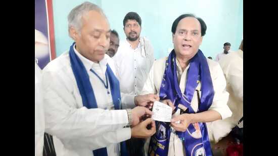 Former minister and SP rebel Mohammad Irshad Khan (right) joined the BSP on Tuesday in presence of senior BSP leader Bhim Rao Ambedkar. (HT Photo)