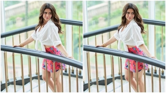 Assisted by makeup artist Mukesh Patil, Aamna decked up in pink eyeshadow, mascara-laden eyelashes, drawn eyebrows, contoured cheeks and a shade of pastel pink lipstick.(Instagram/@aamnasharifofficial)