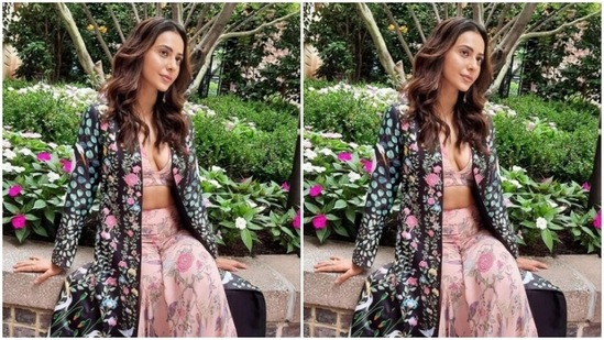 Assisted by makeup artist Maniasha, Rakul Preet decked up in nude eyeshadow, mascara-laden eyelashes, drawn eyebrows, contoured cheeks and a shade of nude lipstick.(Instagram/@rakulpreet)