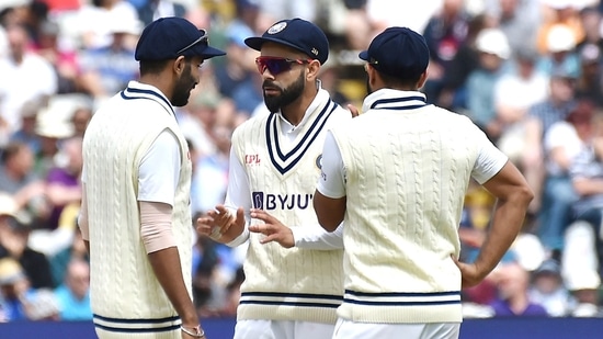 IND vs ENG Live Score: Jasprit Bumrah, Virat Kohli, Shardul Thakur interact at Edgbaston.(AP) IND vs ENG Live Score: Jasprit Bumrah, Virat Kohli, Shardul Thakur interact at Edgbaston.(AP)