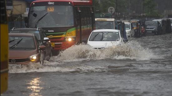 Mumbai, India - July 05, 2022: Vehicles wade through waterlogged road due to incessant rain since morning at Kurla, in Mumbai, India, on Tuesday, July 05, 2022. (Photo by Satish Bate/Hindustan Times) (Satish Bate/HT PHOTO) Mumbai, India - July 05, 2022: Vehicles wade through waterlogged road due to incessant rain since morning at Kurla, in Mumbai, India, on Tuesday, July 05, 2022. (Photo by Satish Bate/Hindustan Times) (Satish Bate/HT PHOTO)
