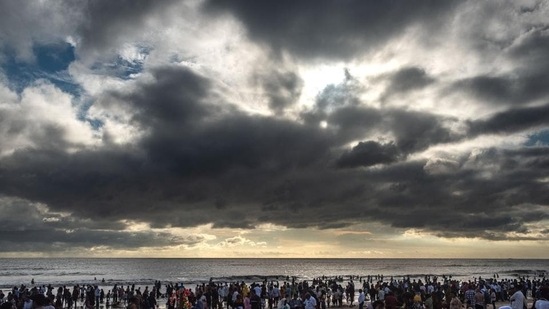 ‘Orange’ alert out for Thursday, brace for moderate rainfall, says IMD (Pratik Chorge/HT File Photo) ‘Orange’ alert out for Thursday, brace for moderate rainfall, says IMD (Pratik Chorge/HT File Photo)