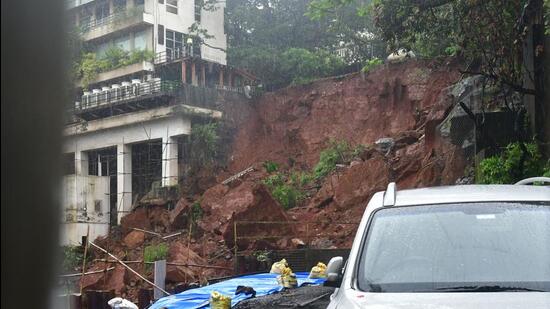 Trees on a hill come sliding down along with the rubble after incessant rains cause landslide near an under-construction building on Thursday night at Peddar Road on Friday. (BhushanKoyande/HT Photo) Trees on a hill come sliding down along with the rubble after incessant rains cause landslide near an under-construction building on Thursday night at Peddar Road on Friday. (BhushanKoyande/HT Photo)