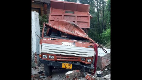 Three workers were killed and one was seriously hurt after the pillar of a gate fell on a tipper truck in the Khaliyar locality of Mandi town. (ANI)