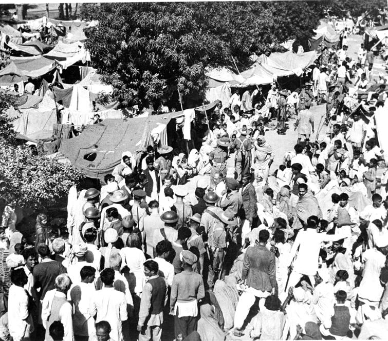 Lady Mountabatten amongst the Hindu evacuees at the Punjab Scouts Camp, Layallpur. 50,000 evacuees were crowded together in buildings and under improvised tents. (Photo Division, Government of India via Wikimedia Commons)