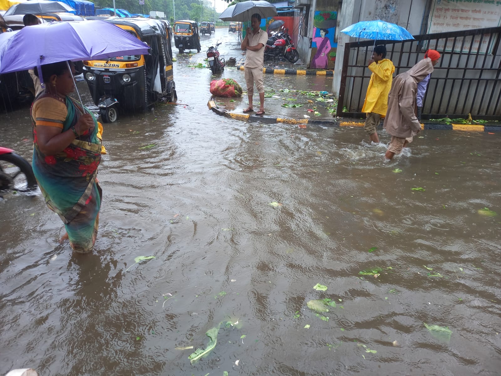 Water logging at Mafco Market due to heavy rain in Mumbai.&nbsp; (Bachchan Kumar/ HT PHOTO)