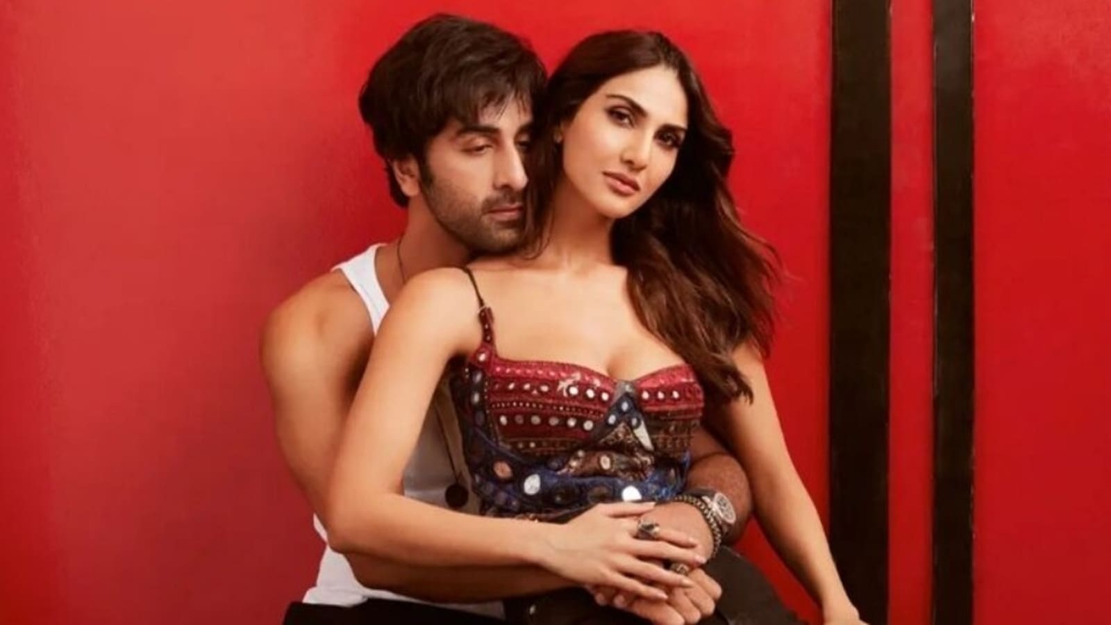 Shamshera star Ranbir Kapoor in ganji and pants, Vaani Kapoor in ...