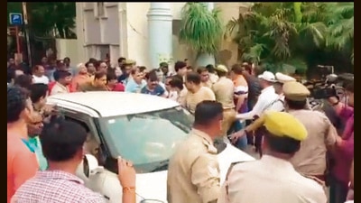 Chhattisgarh Police at the residence of TV anchor Rohit Ranjan, Ghaziabad, July 5, 2022 (HT Photo) Chhattisgarh Police at the residence of TV anchor Rohit Ranjan, Ghaziabad, July 5, 2022 (HT Photo)