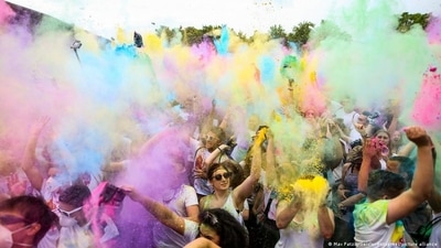 Celebrating Holi in Germany. (Max Patzig/Geisler-Fotopress/picture alliance ) Celebrating Holi in Germany. (Max Patzig/Geisler-Fotopress/picture alliance )