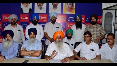 Shiromani Akali Dal’s Harbhajan Singh Dang and other Akali leaders addressing a press conference in Ludhiana on Wednesday. (HT Photo)