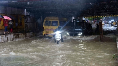 The Central Railway's chief public relations officer Shivaji Sutar in a tweet said, "Train Alert! 9.30AM Trains on all corridors are running." (ANI) The Central Railway's chief public relations officer Shivaji Sutar in a tweet said, "Train Alert! 9.30AM Trains on all corridors are running." (ANI)