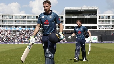 Jos Buttler (L) and Eoin Morgan leave the field at the end of the innings (AFP/File Photo)