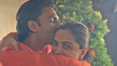 Ranveer Singh just dotes on Deepika Padukone and never misses a chance to appreciate everything that she does. Ranveer Singh just dotes on Deepika Padukone and never misses a chance to appreciate everything that she does. 