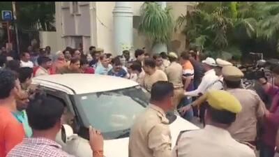 Chhattisgarh Police at the residence of Zee TV anchor Rohit Ranjan on Tuesday. (HT PHOTO) Chhattisgarh Police at the residence of Zee TV anchor Rohit Ranjan on Tuesday. (HT PHOTO)
