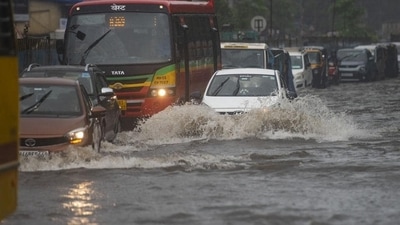 Vehicles wade through a waterlogged road at Kurla due to incessant in Mumbai. (HT Photo/Satish Bate) Vehicles wade through a waterlogged road at Kurla due to incessant in Mumbai. (HT Photo/Satish Bate)