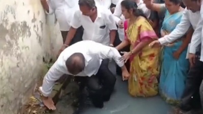 YSRCP MLA from Nellore, Kotamreddy Sridhar Reddy sitting beside an overflowing drain in Umma Reddy Gunta. (ANI)