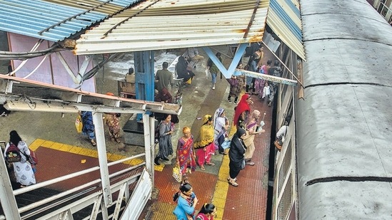 "Flooding in Sion, Matunga, Dadar. Need a boat instead of car to commute," a city resident tweeted.(HT Photo/Pratik Chorge)